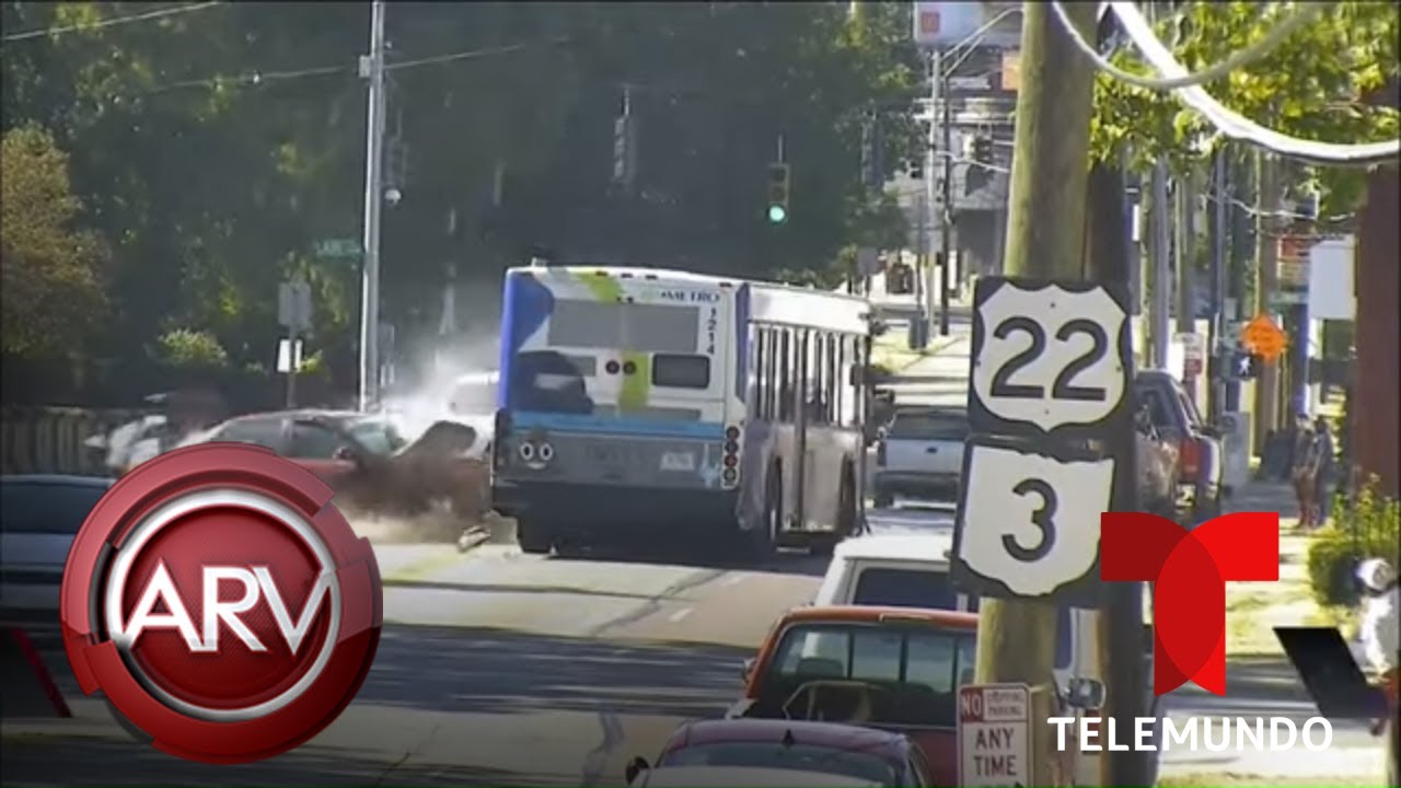 Auto se estrella contra un autob&uacute;s y deja varias personas en estado de gravedad | Telemundo