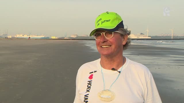 Strandjutter Hans Deijl struint al acht jaar het Hoekse strand af