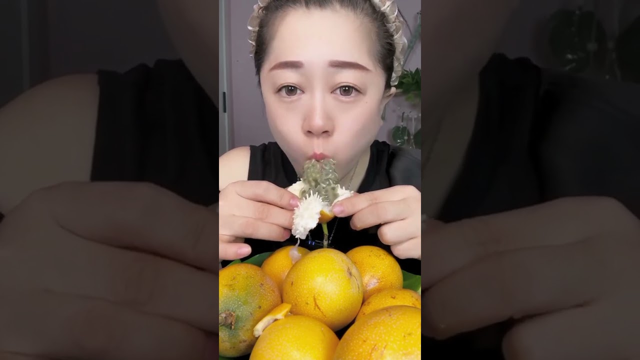 makan buah markisa