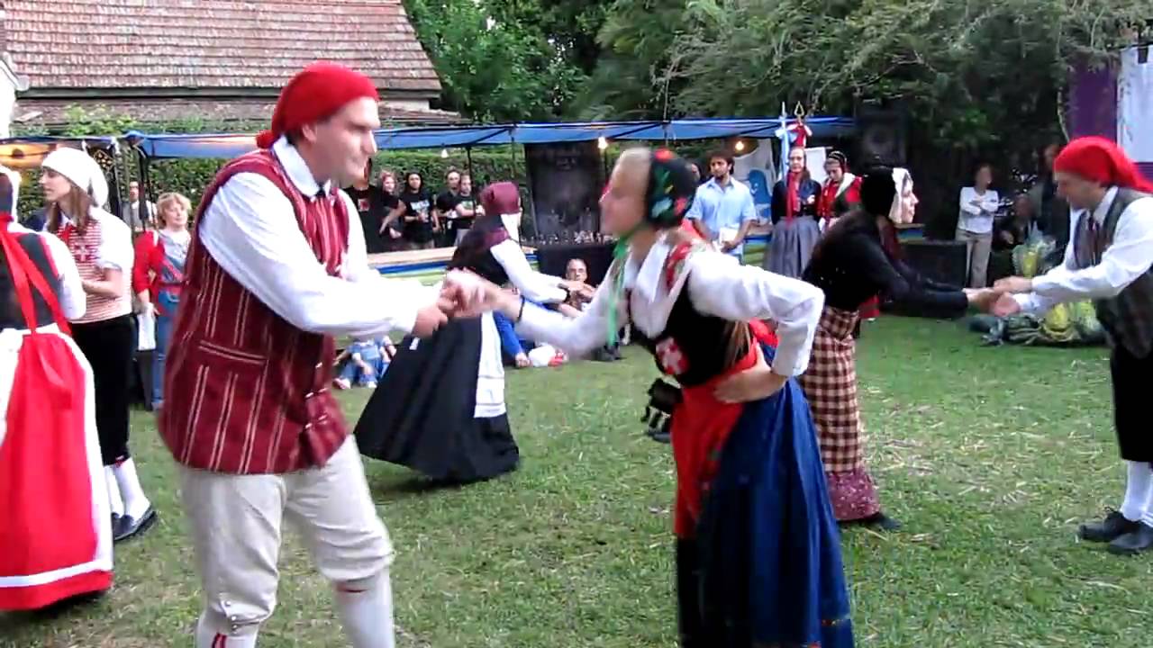 DUBA bailando Bitte mand i knibe en la Feria medieval