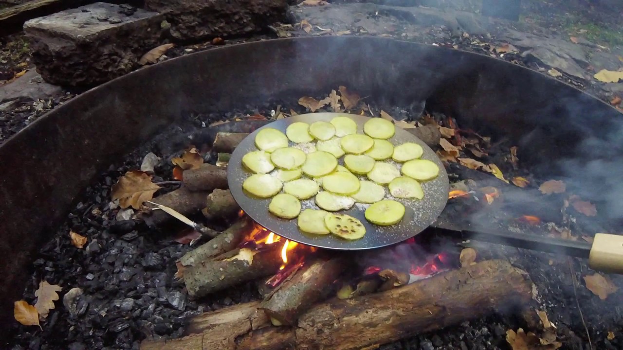 Muurikka Leisku (Klapppfanne) und Lagerfeuer