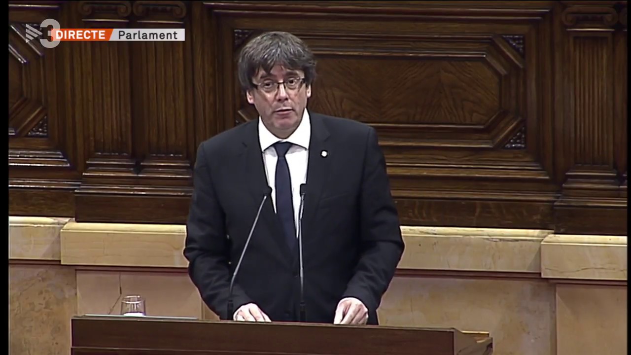 Puigdemont demana al Parlament que suspengui la declaració d'independència per emprendre el diàleg