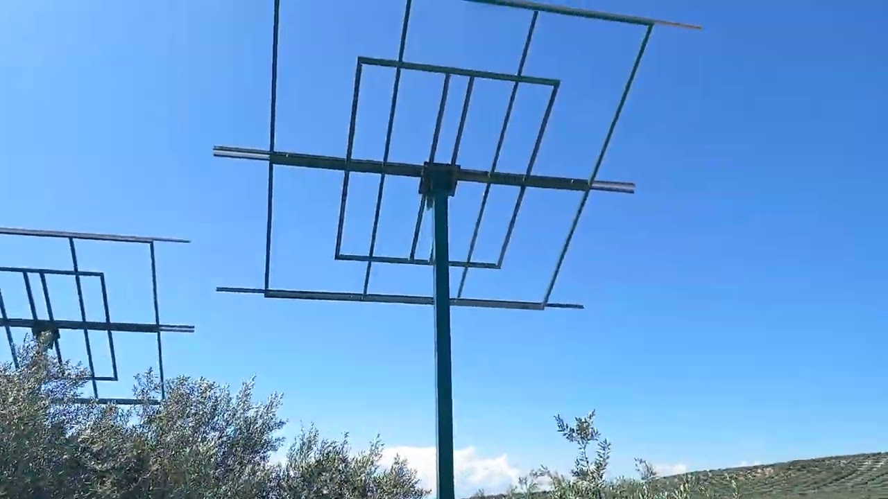 Poniendo de riego este olivar.
