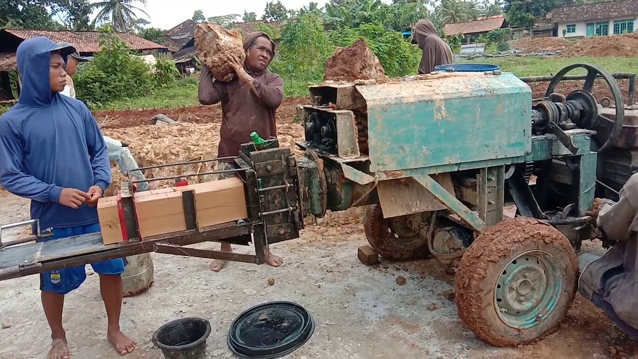 proses awal pembuatan bata bolong dusun 1 kaliwungu,,  sampai penggilinganya