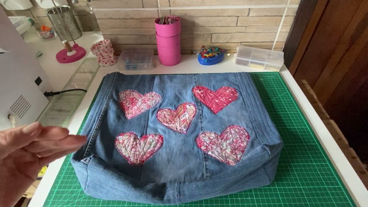É assim que uma CALÇA JEANS usada pode se tornar uma LINDA BOLSA de forma fácil