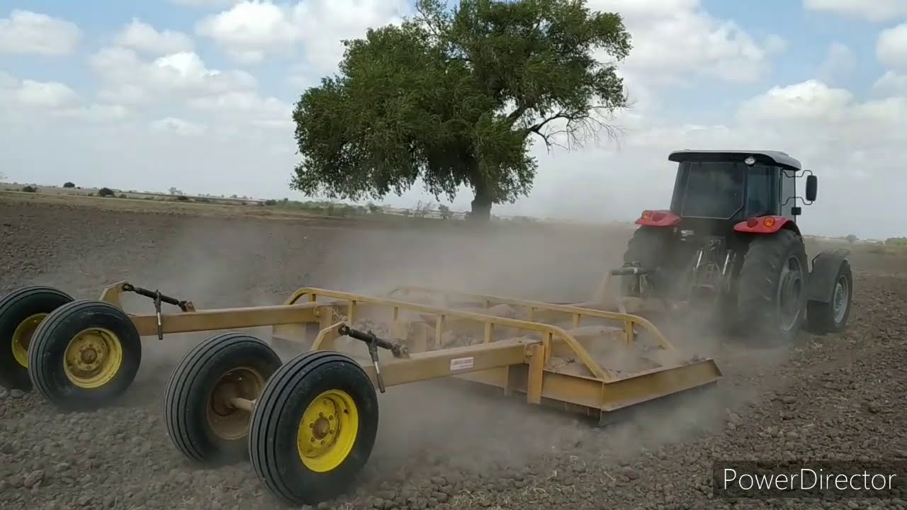 Alistando terreno con Niveladora