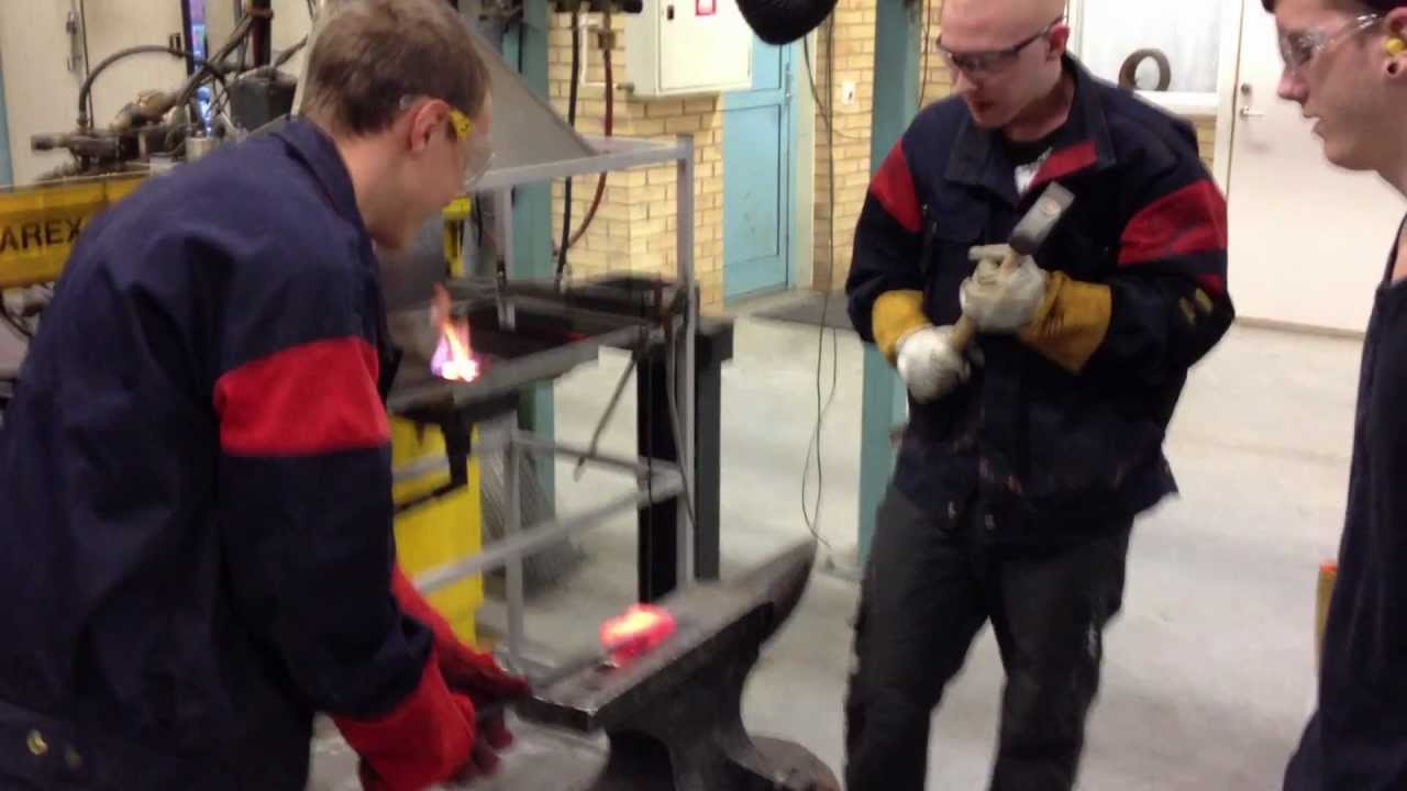 Elever p&aring; Nils Ericsonsgymnasiets industriprogram smider en yxa