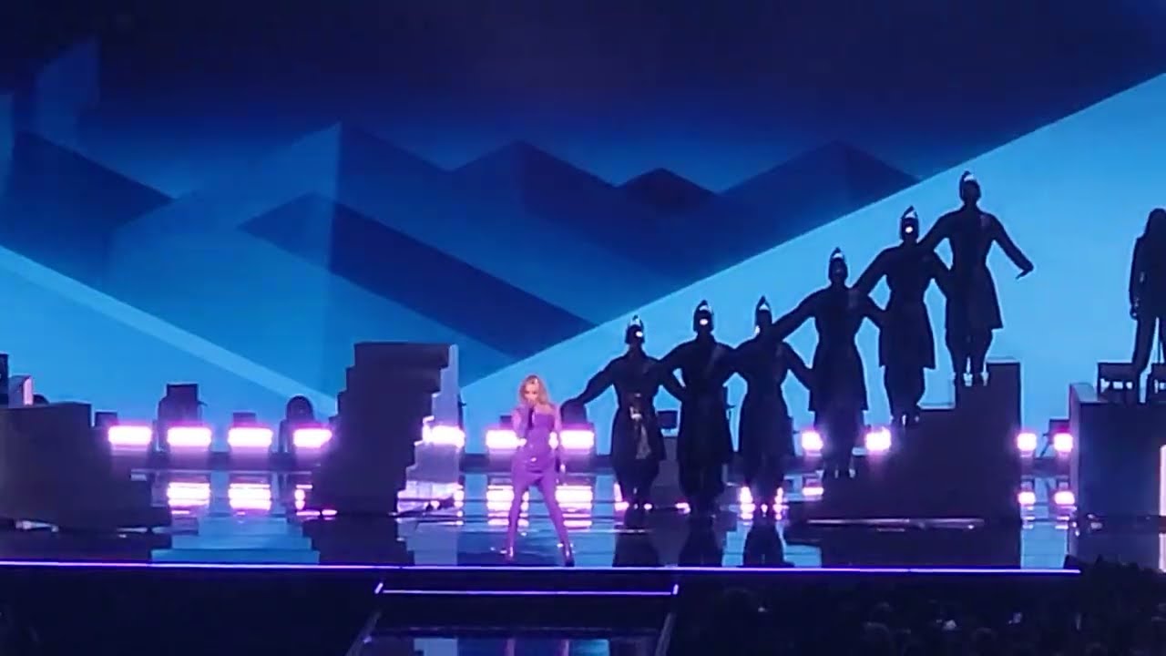 KYLIE MINOGUE : Lights Camera Action, In Your Eyes, Get Outta My Way (LIVE IN PARIS 2025)