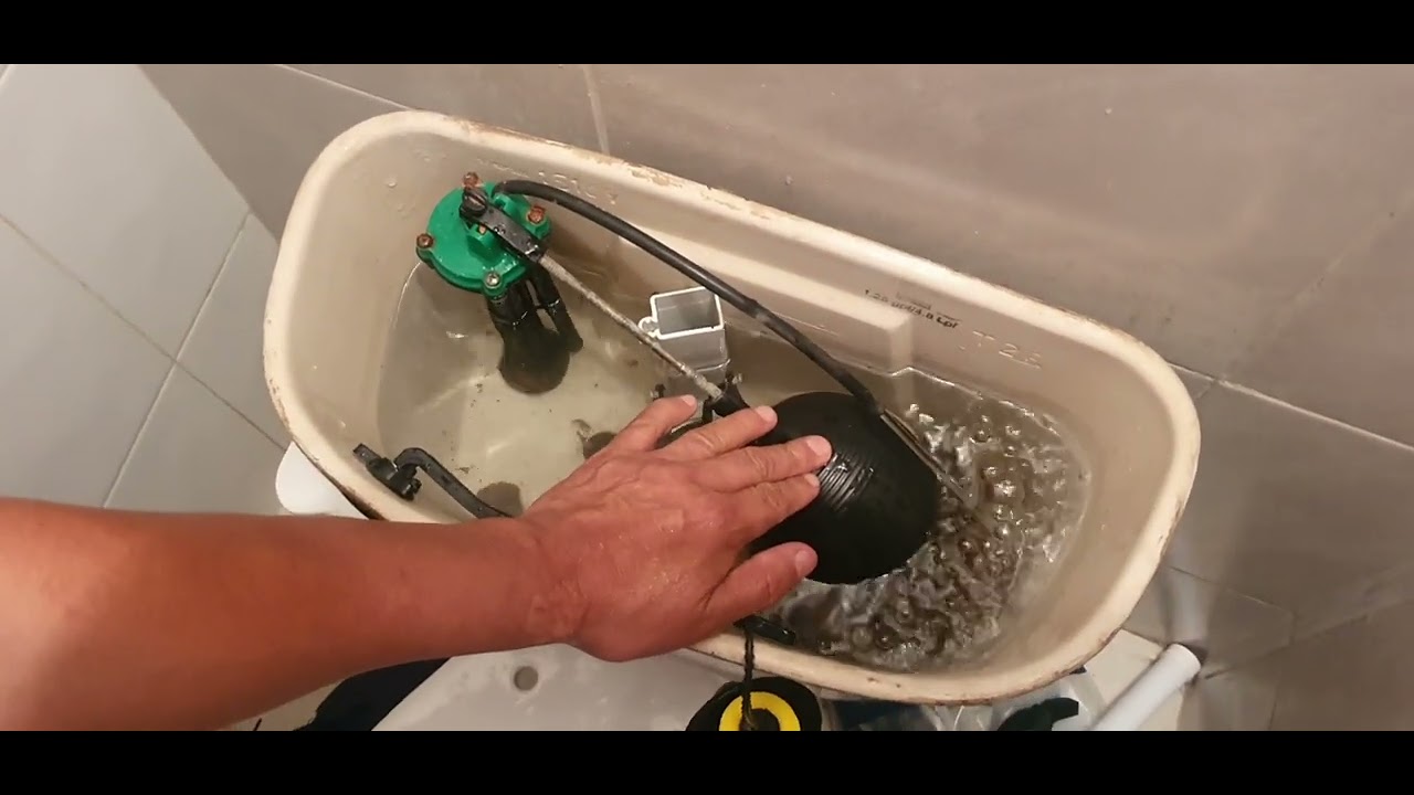 COMO REPARAR UNA TAZA DE BAÑO QUE FUGA AGUA POR EL SAPO. MUY FÁCIL