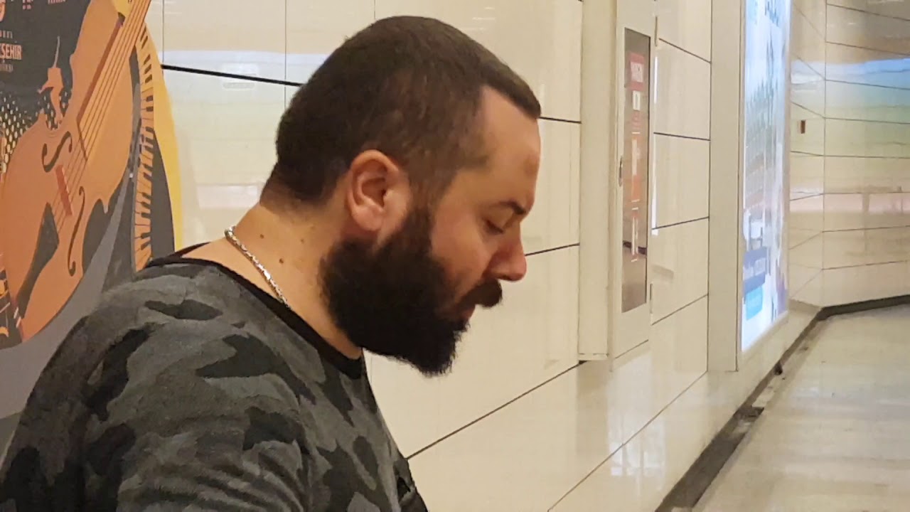 İstanbul Metro Müzisyenlerinden Sinan Durgun'dan muhteşem kanun yorumu...