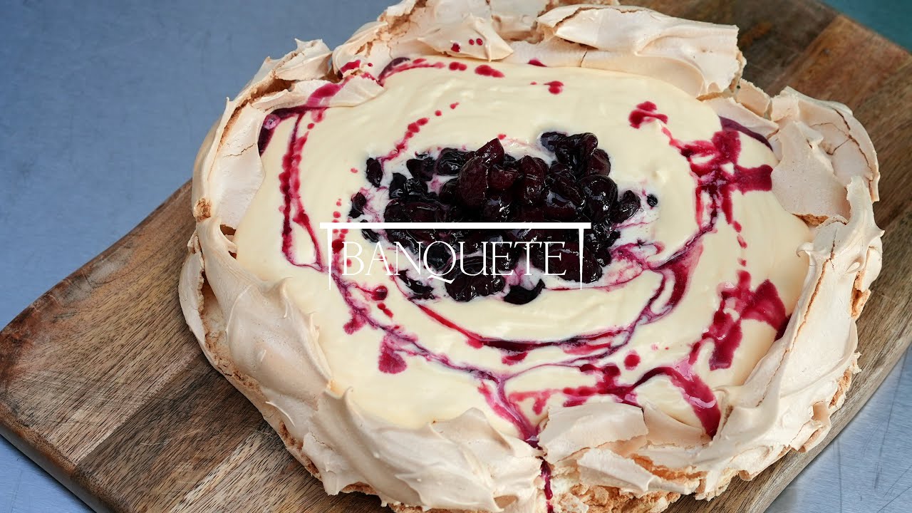 Pavlova com Baba de Moça e Cereja em Calda Caseira
