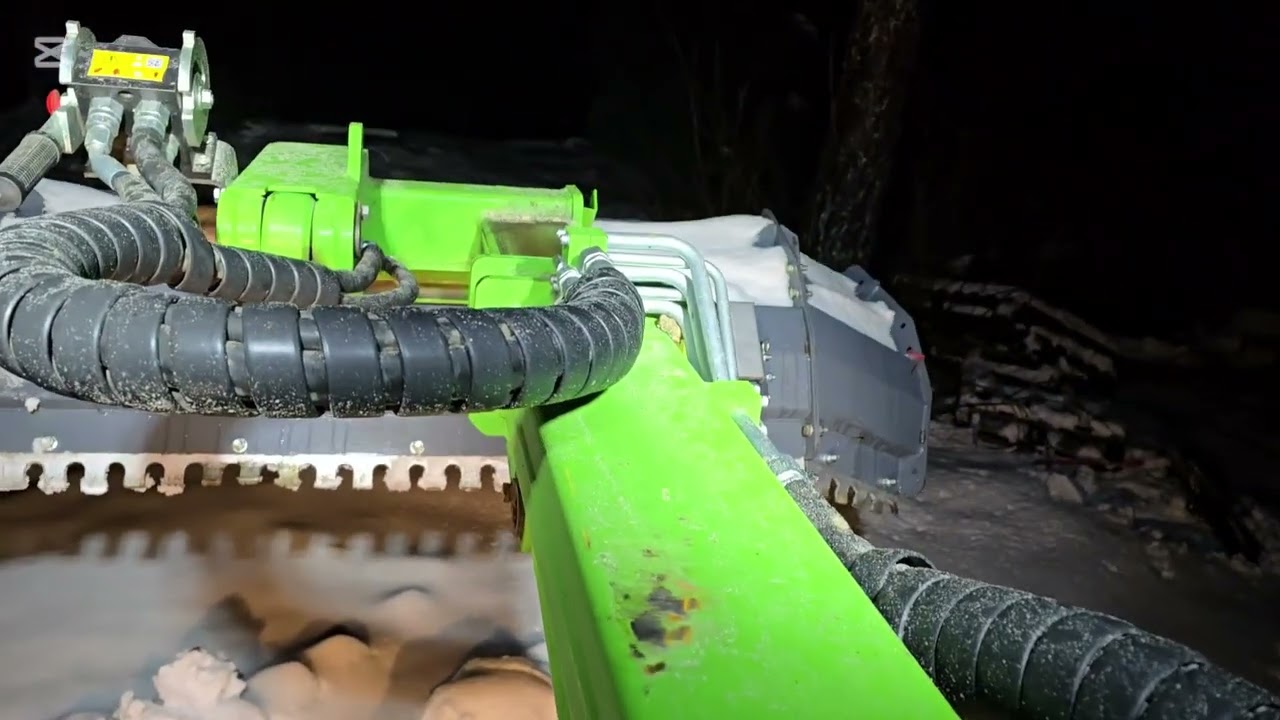 Snow removal with Volvo bm 400 buster and Avant 420
