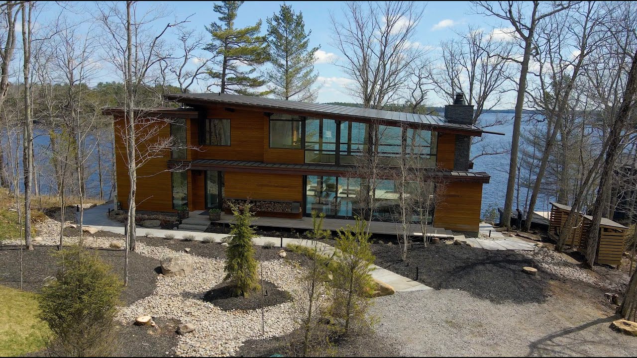 2 OAK RIDGE Road - Muskoka Lakes, Ontario