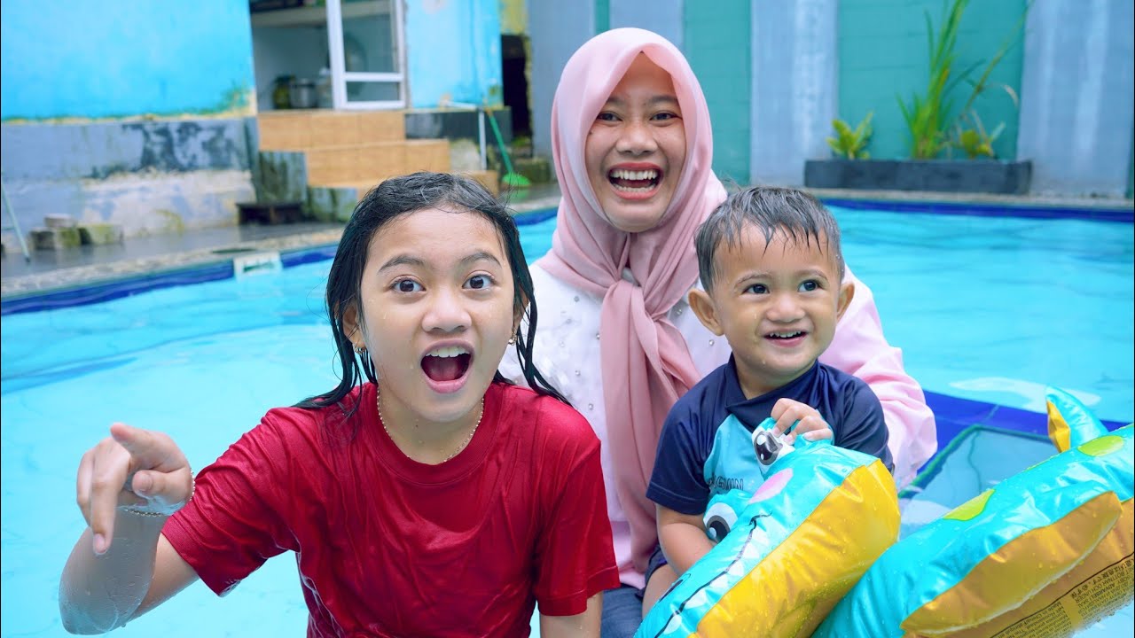 AZAM BERENANG DI VILLA 🥶 LIBURAN KELUARGA KE VILLA PUNCAK