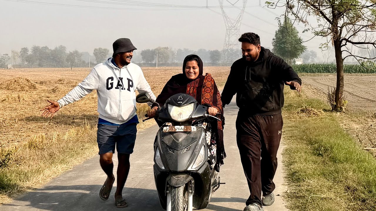 ਅੱਜ ਗੁਰਦੀਪ ਭੈਣ ਨੂੰ ਸਕੂਟਰੀ ਚਲਾਉਣੀ ਸਿਖਾਈ 😜 ਨਾਲ ਭੱਜ-ਭੱਜ  ਕੇ ॥ਮੋਟੇ ਦੇ ਫੁੱਲੇ ਸਾਂ 😅 #sandhuhoni22 