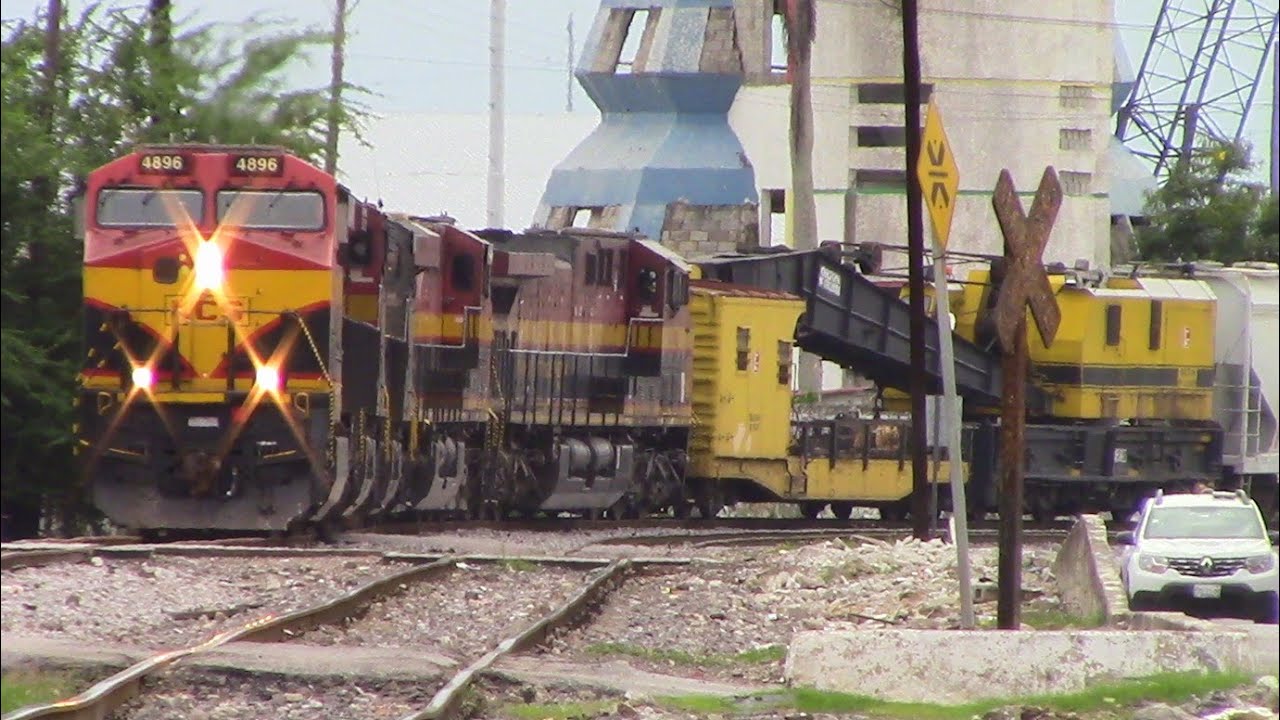 Tren unitario de KCSM con 5 locomotoras llegando Tampico con una grua de apoyo y caboose al final!