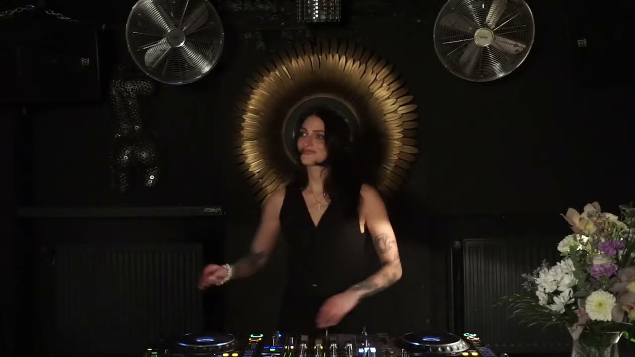 Loone LIVE w/ Roberta Deflorio