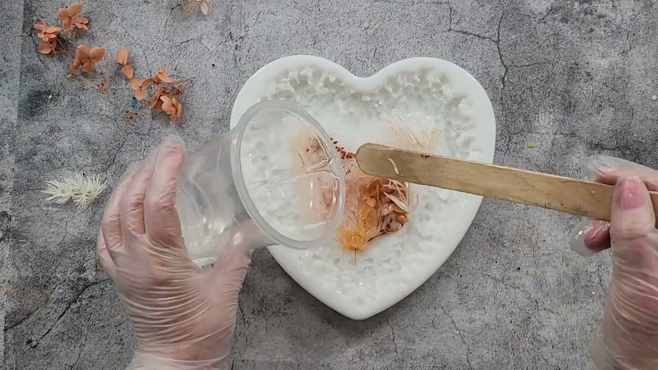 #1925 Stunning Quartz Crystal Edge Resin Heart With Dried Flowers
