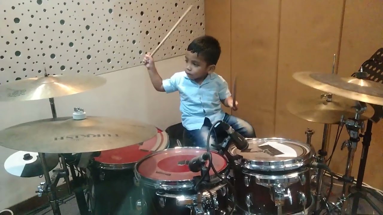 Anak Kecil ajaib Belajar main drum