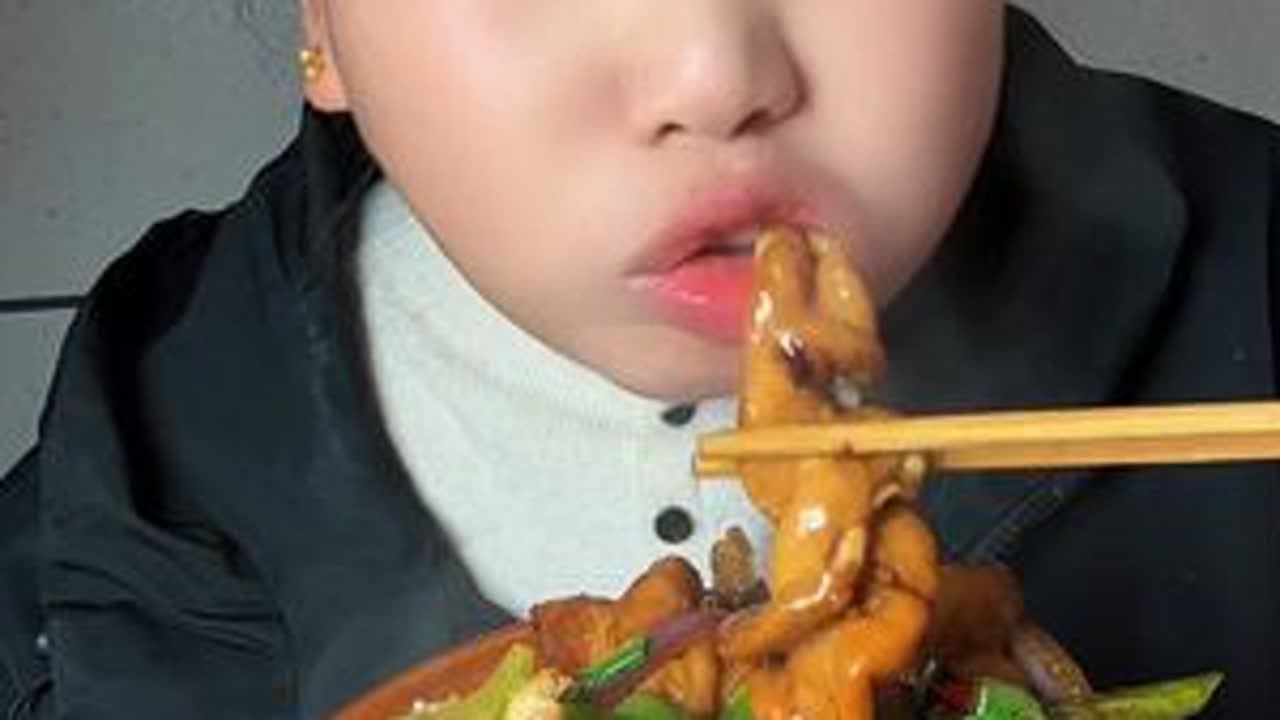 开饭了姐妹们，红烧爆炒肥肠简单的家常菜#妈呀太香了