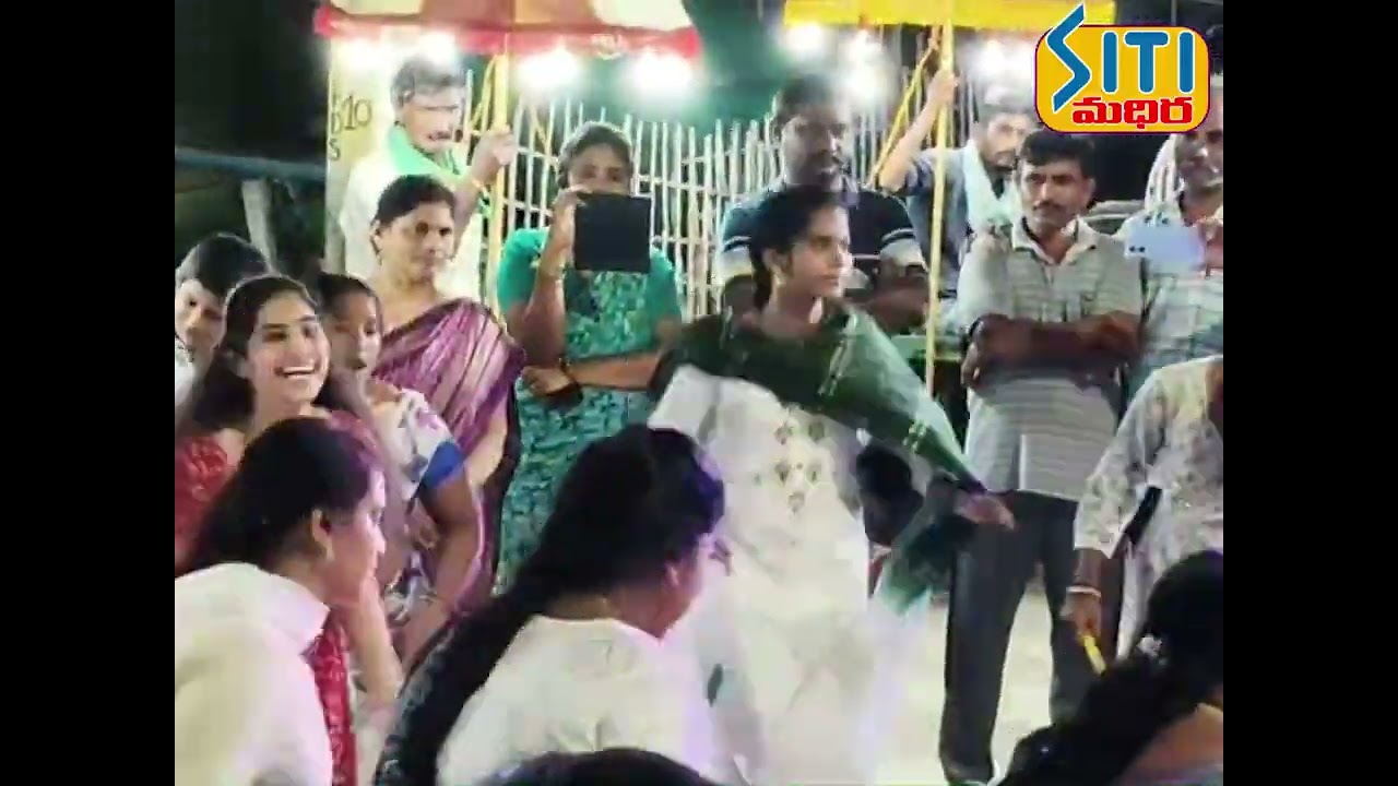 Sri KanakaDurgaDevi SharanavaRathriPujalu AndhukunnaTharuvatha Madhira VividhaVardLoJarigin Ureginpu