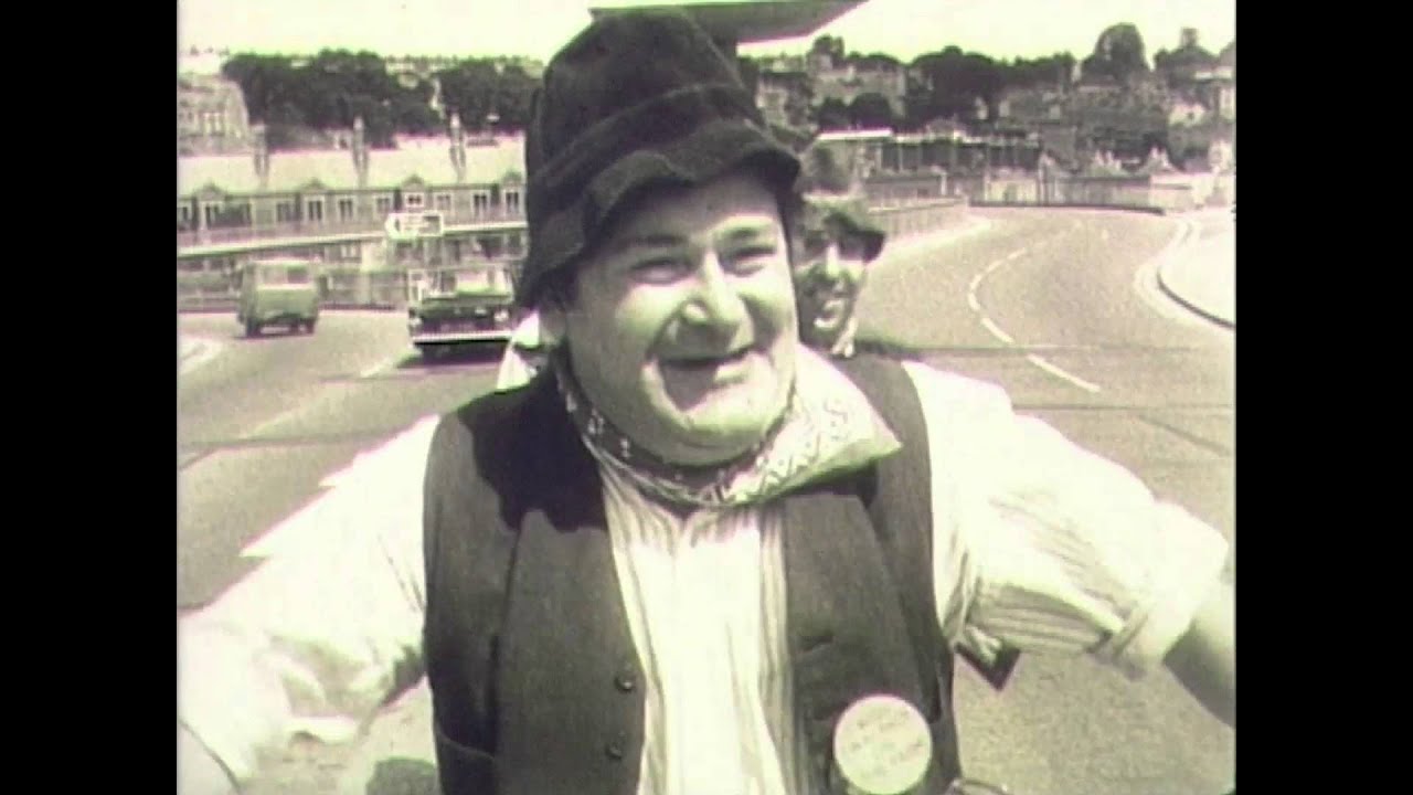 UN-EDITED VERSION - Adge Cutler & The Wurzels  ' Back on the Farm'