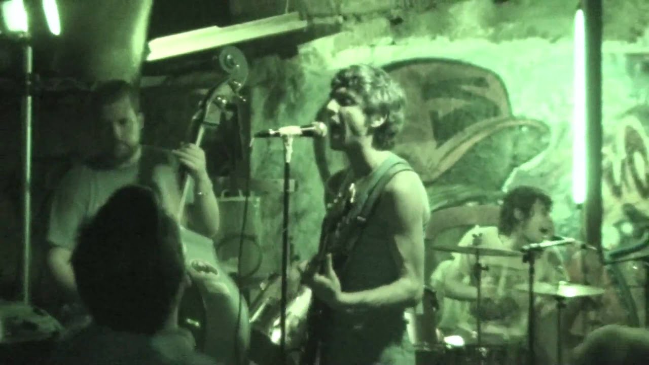 PISANDO GÜEVOS- Hagamos del punk una amenaza (CAO Lipoteka 2-7-10)