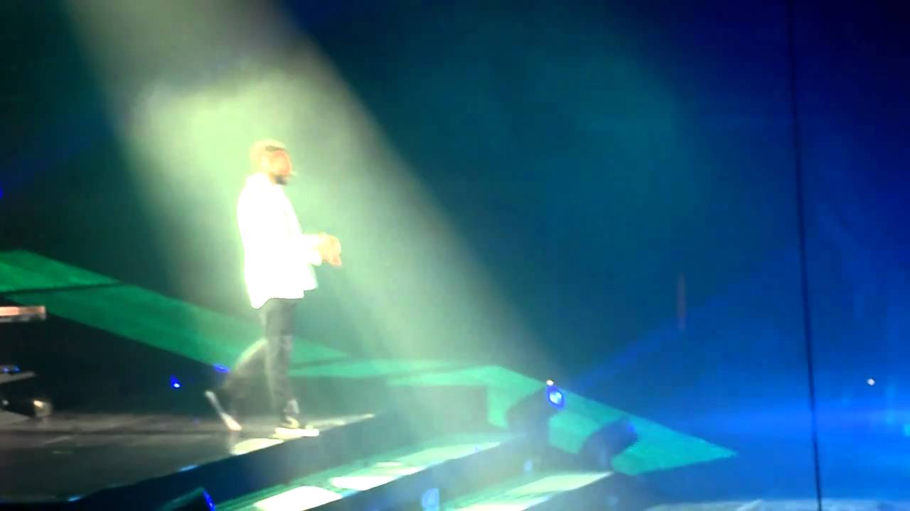 Usher - Pop Ya Collar (short) - Manchester M.EN Arena - 26th January 2011 - HD