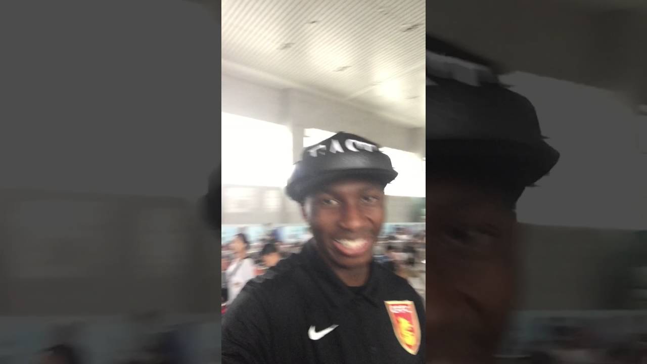 stephane Mbia à la gare en Chine