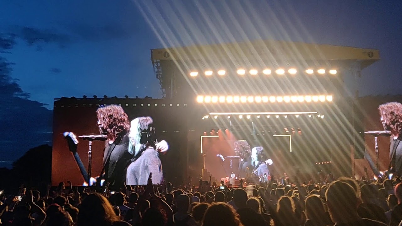 Foo fighters Leeds 2019 Dave Ghrol sings my hero with daughter violet Ghrol