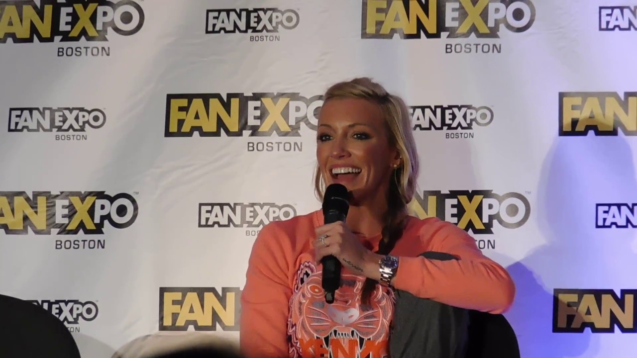 Katie Cassidy @ Boston Comic Con 2017 (Arrow)