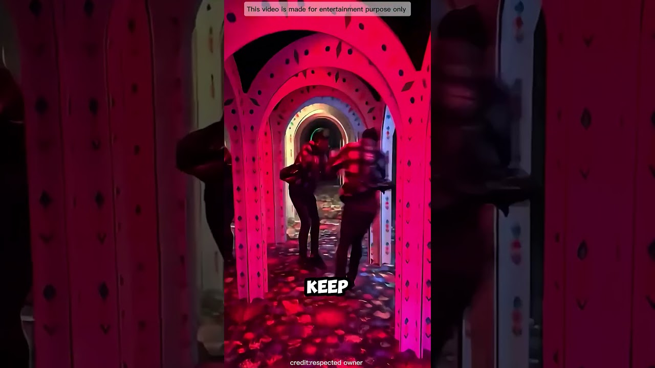 Застряла в зеркальном лабиринте 😱 Но её простой трюк спас её! #короткиевидео