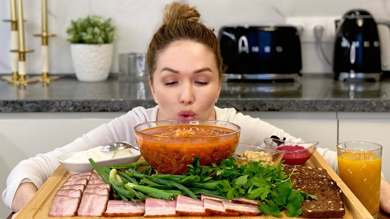Беда пришла откуда не ждали😂🐷 | Борщ с закусками | Мукбанг