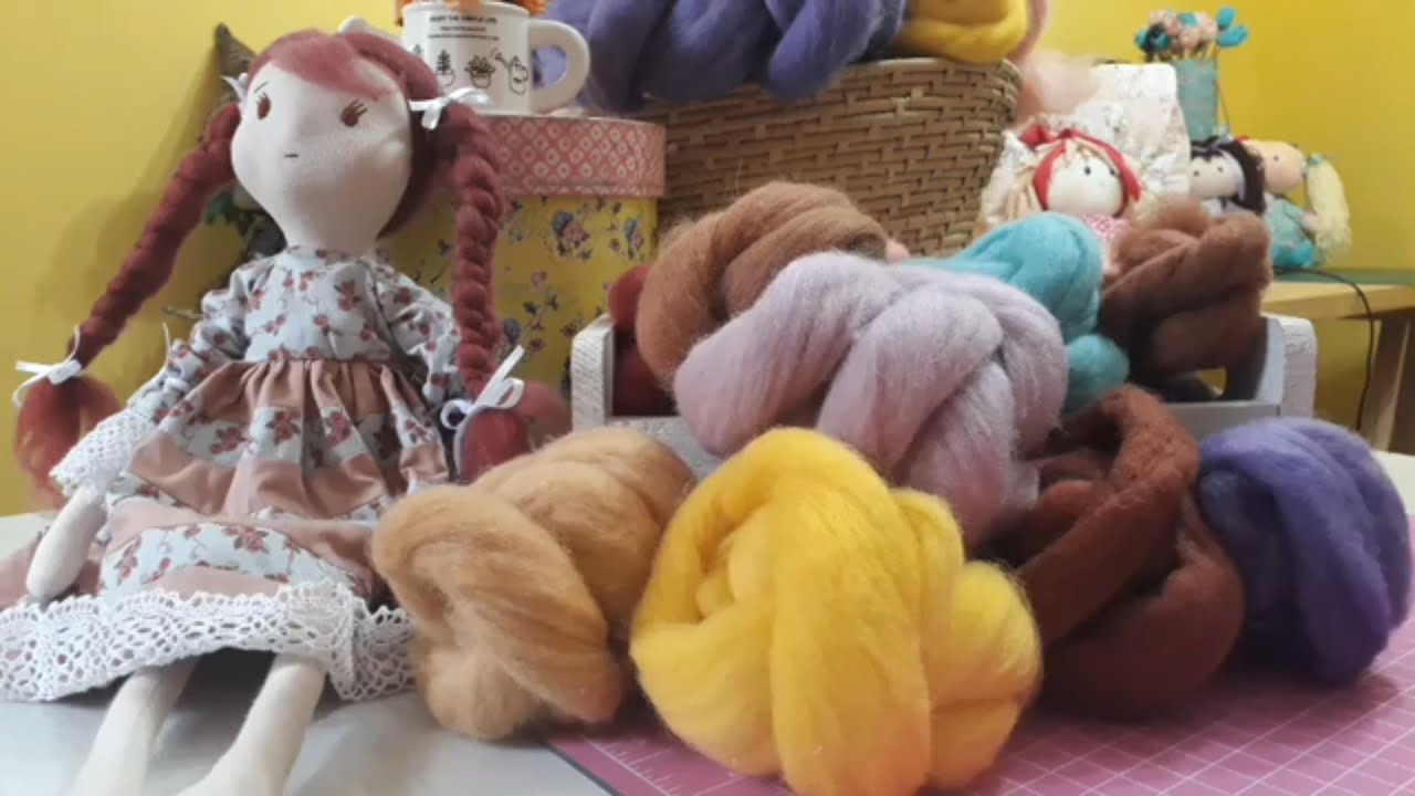 Aula de fadinha feita com lã natural e técnica de feltragem com agulha