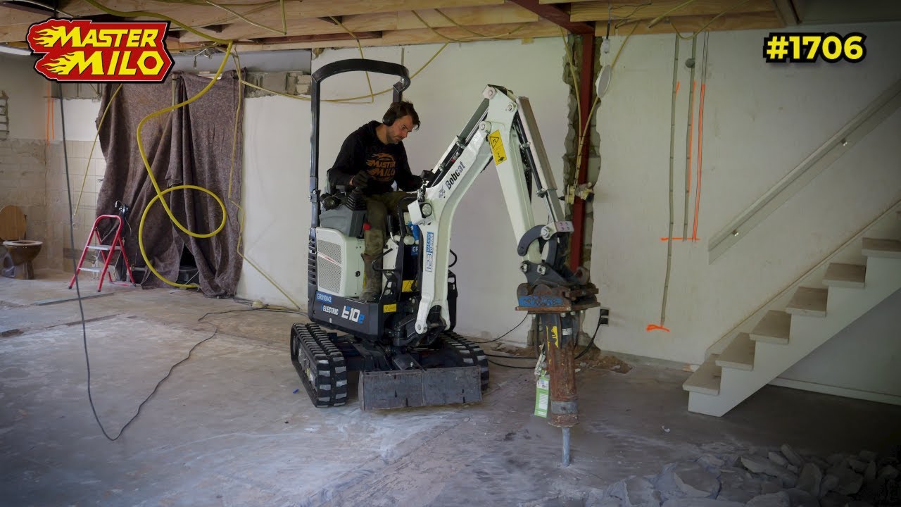 Vloer van de woonkamer breken met een Electrische graafmachine! #1706