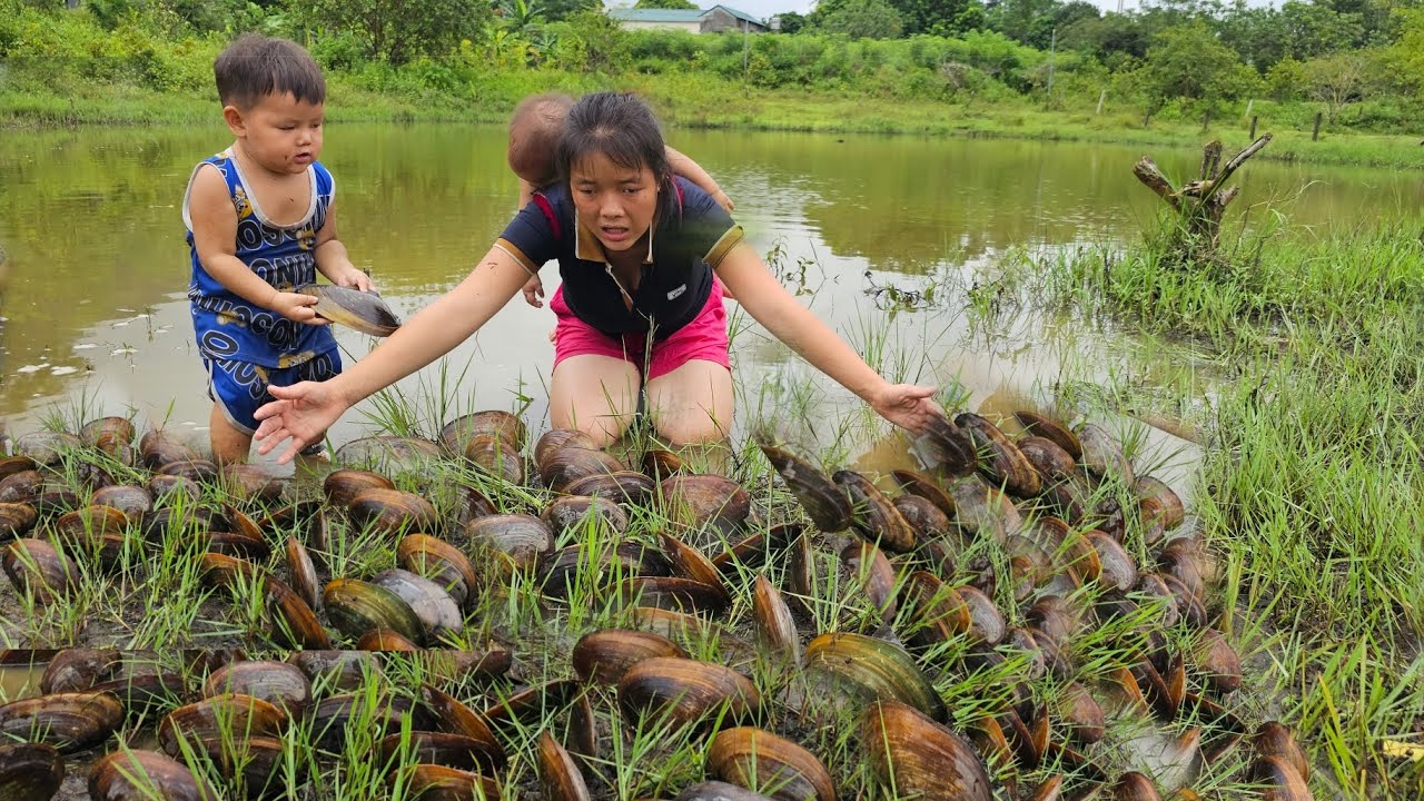 A single mother and two small children were lucky enough to meet a giant bottle snail - lý thi My