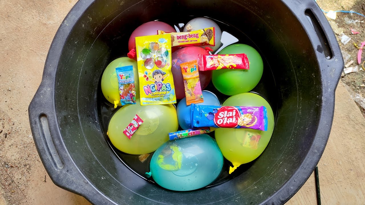 TANTANGAN Pecahkan Balon Warna warni Berisi,permen,yupi yupi,permen yupi,permen lolipop Part 12