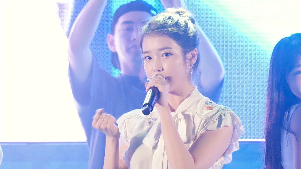 180803 아이유 IU 좋은날 Good Day 4K 직캠 @ 해운대 하이트 by Spinel