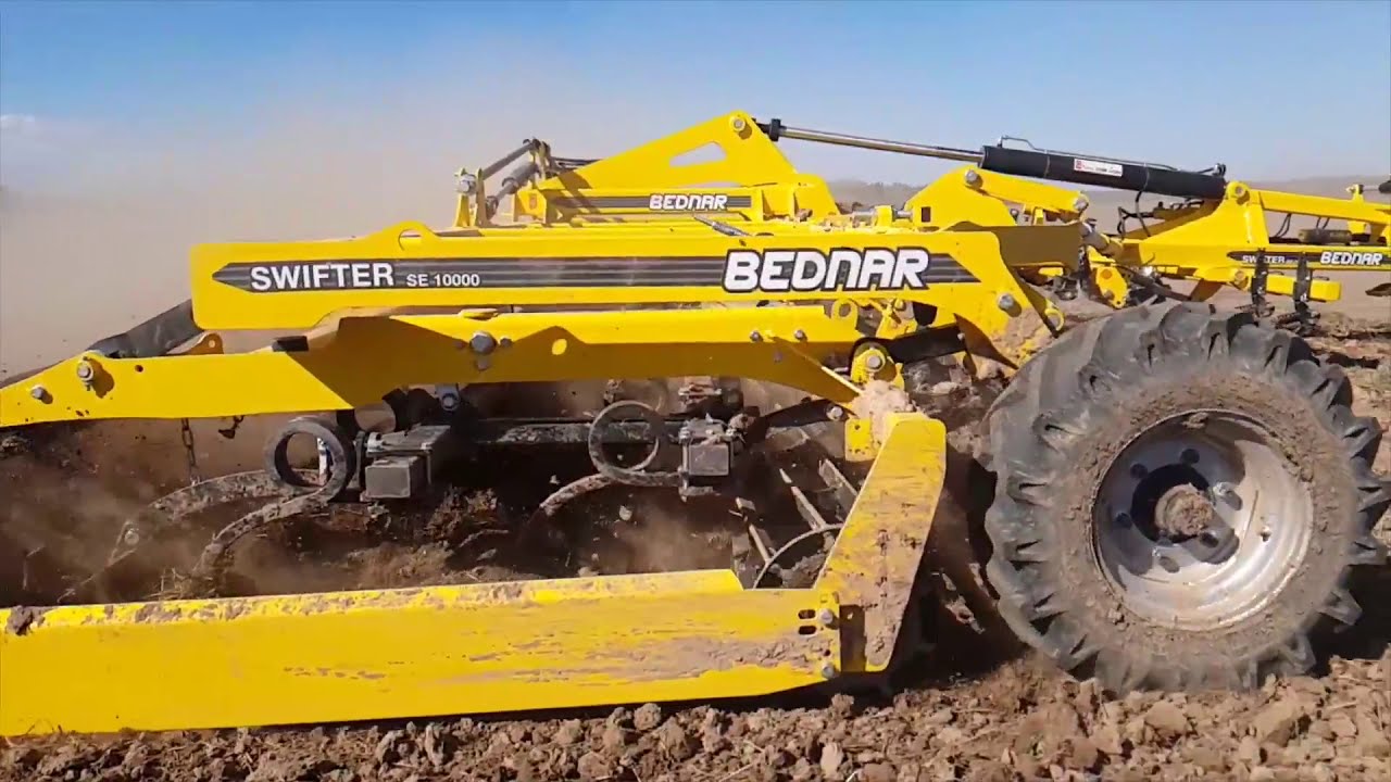 Культиватор Bednar Swifter SE 10 000 в паре с трактором John Deere 8335R на полях Вятки