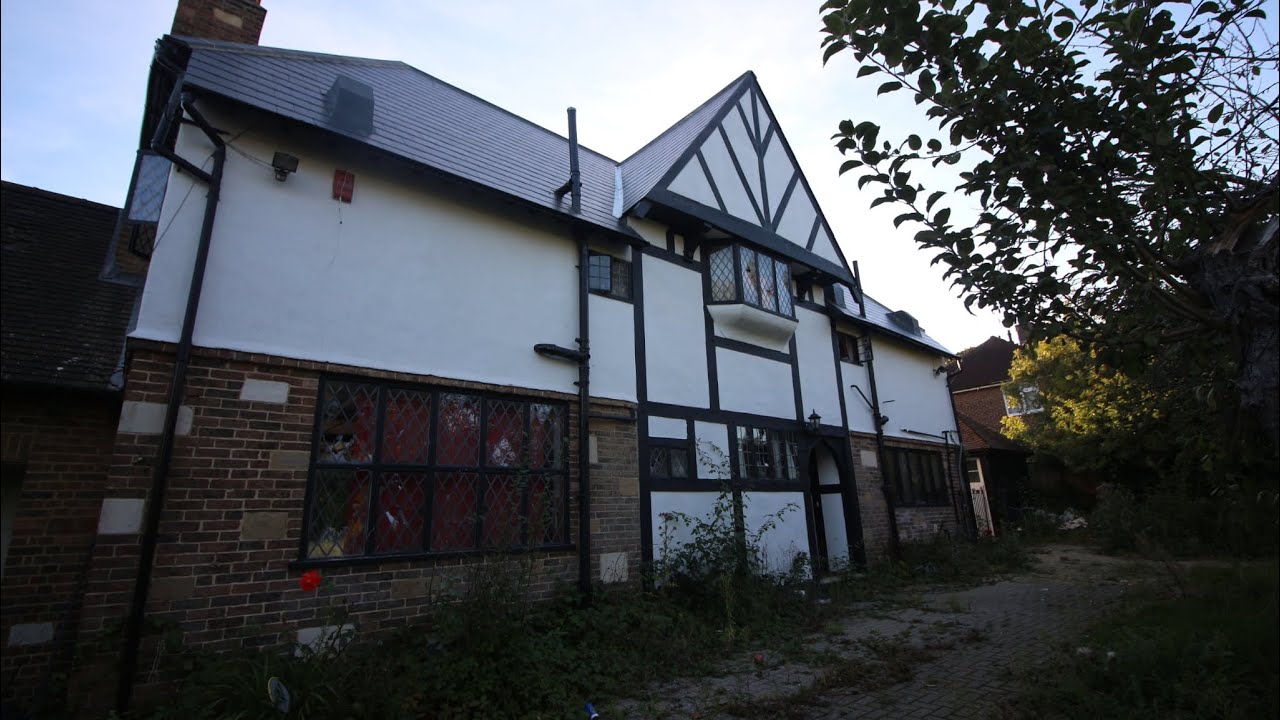 I Explored this an ABANDONED Chinese MANSION in Crawley