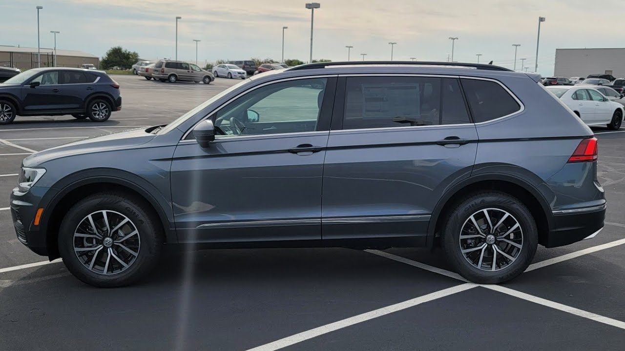 2021 VW Tiguan 2.0T SE FWD w/ Panoramic sunroof and 3rd row seat