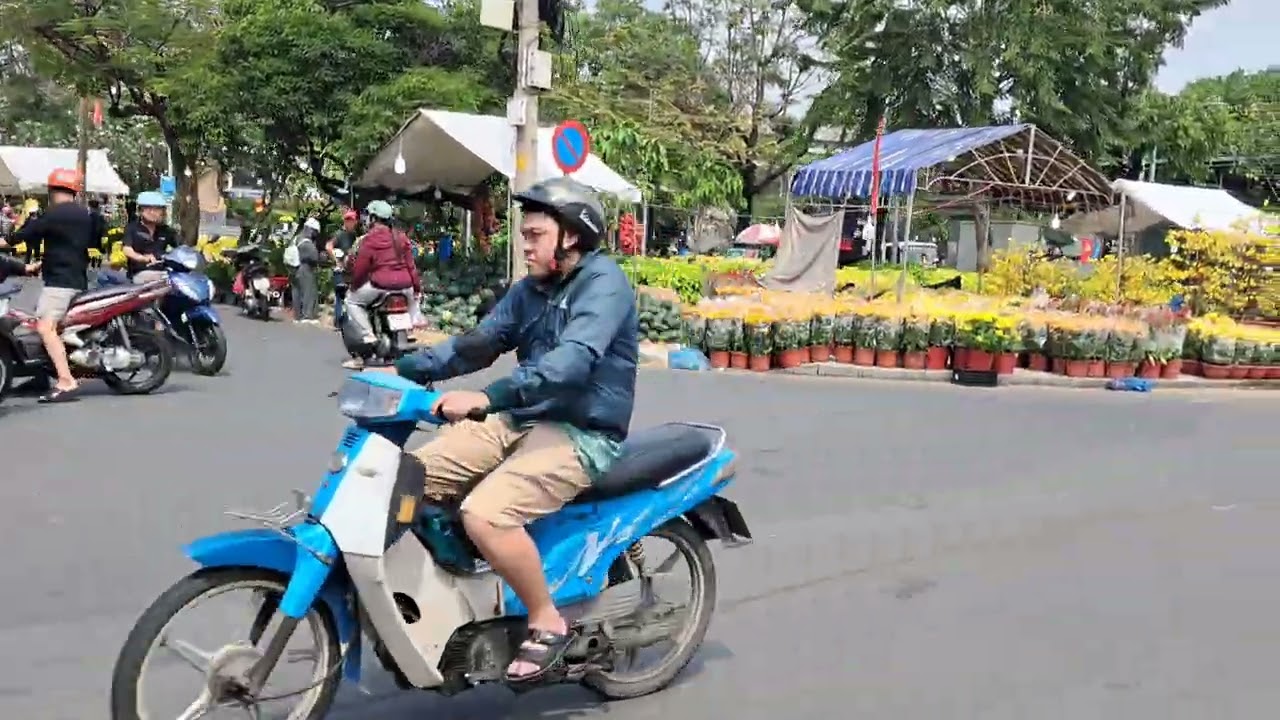 CHỢ HOA TRƯA 28 TẾT ĐÔNG NGƯỜI MUA CHỐT ĐƠN