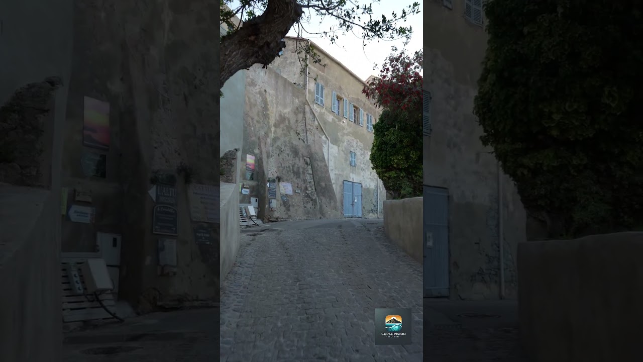 La ruelle la plus impressionnante de Calvi &ndash; au c&oelig;ur de la citadelle corse ! #corse #calvi #rue