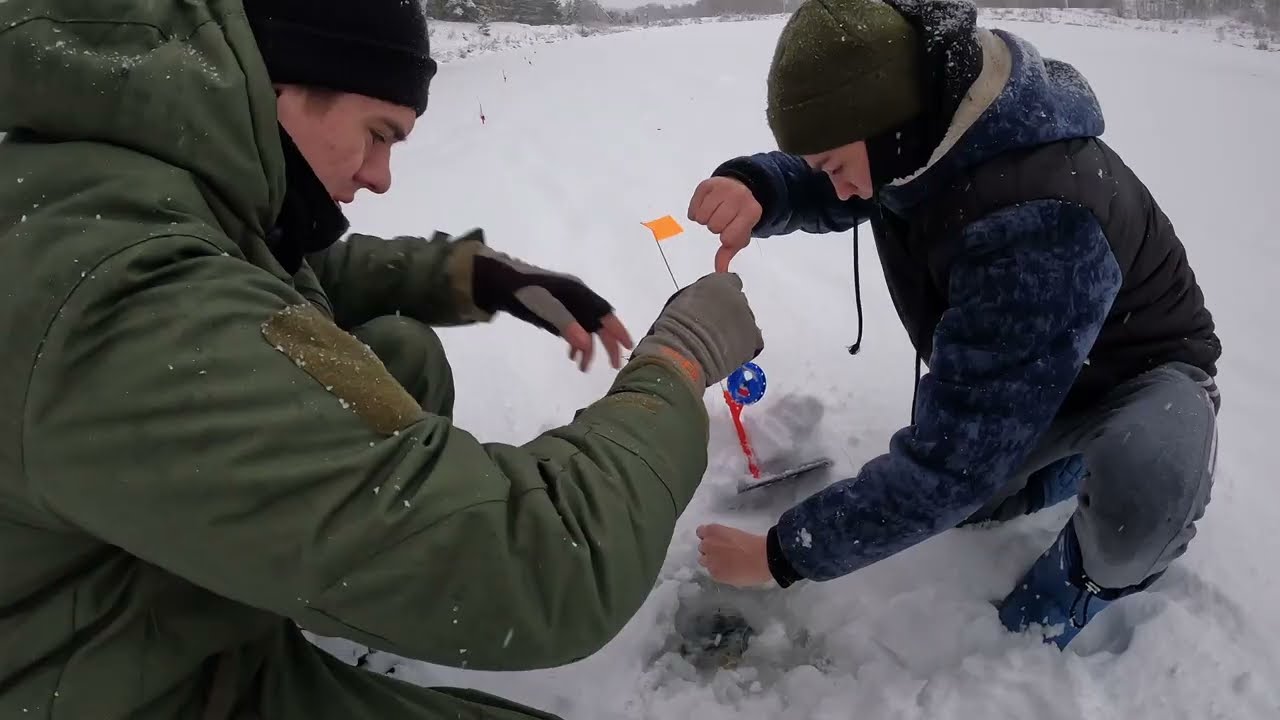 Открыли первый лед в Деревне в Декабре . Отлично порыбачили, классно отдохнули,  вкусно покушали.