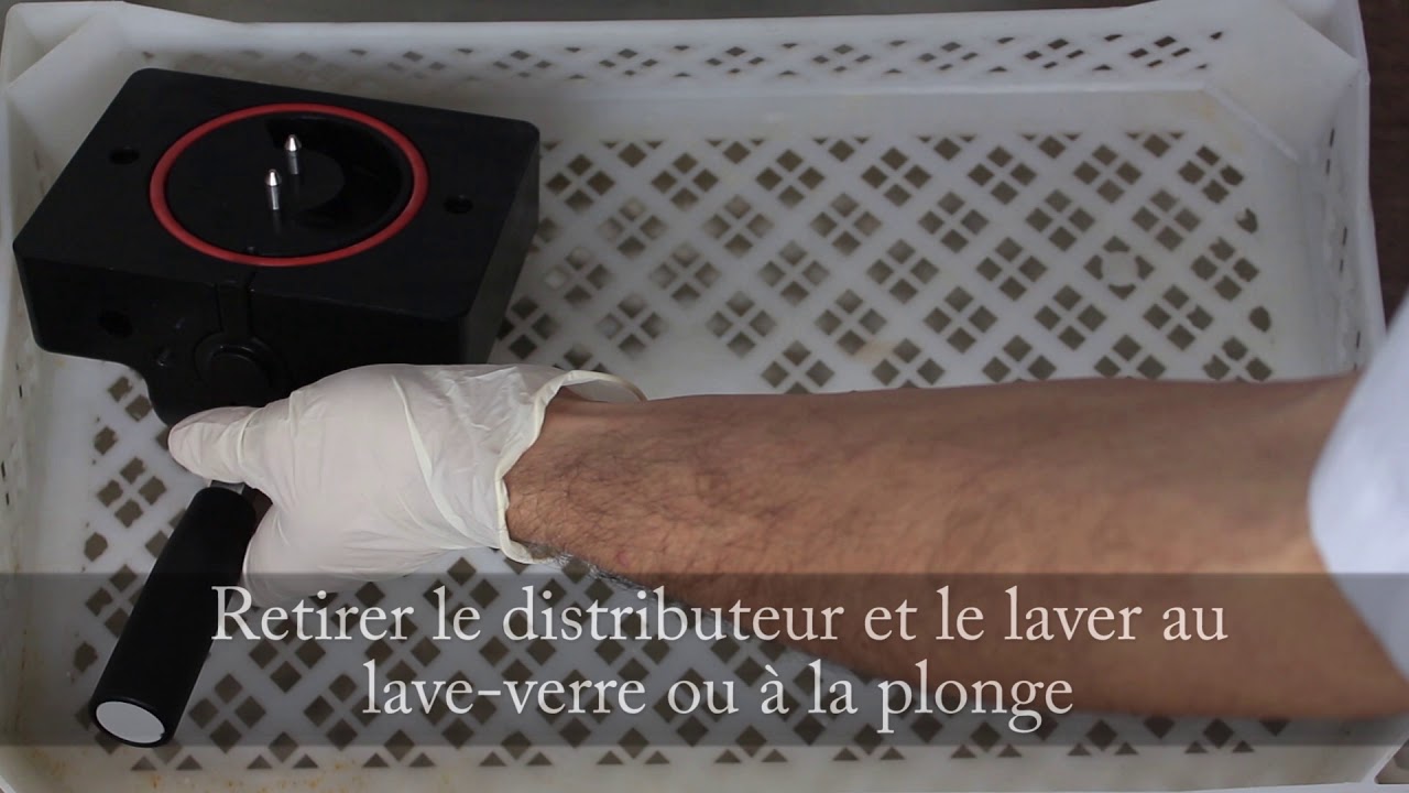 Lavage d’une machine à glace italienne à gravité