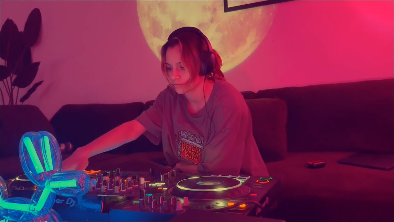 Hot girl not djing & even hotter tracks 