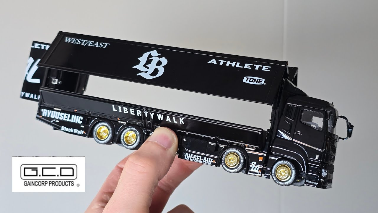 This is Madness! GCD Liberty Walk Truck. Mitsubishi Fuso Super Great. 1/64 scale.