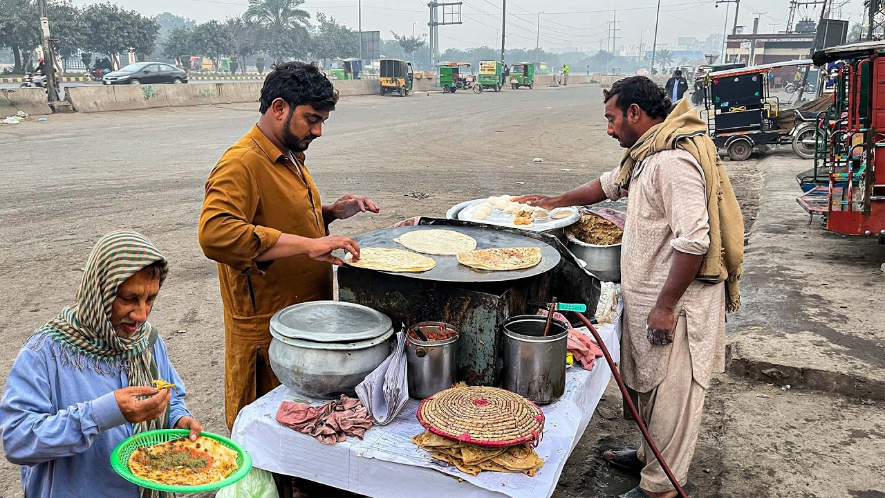 FOGGY MORNING STREET FOOD | HIGHWAY STREET CART SERVING AMAZING DESI NASHTA | PAKISTAN STREET FOOD