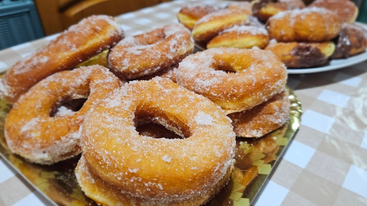 Fatte in casa e amate da tutti; ciambelle ricoperte di zucchero e bombe ripiene di cioccolata 🥰👍