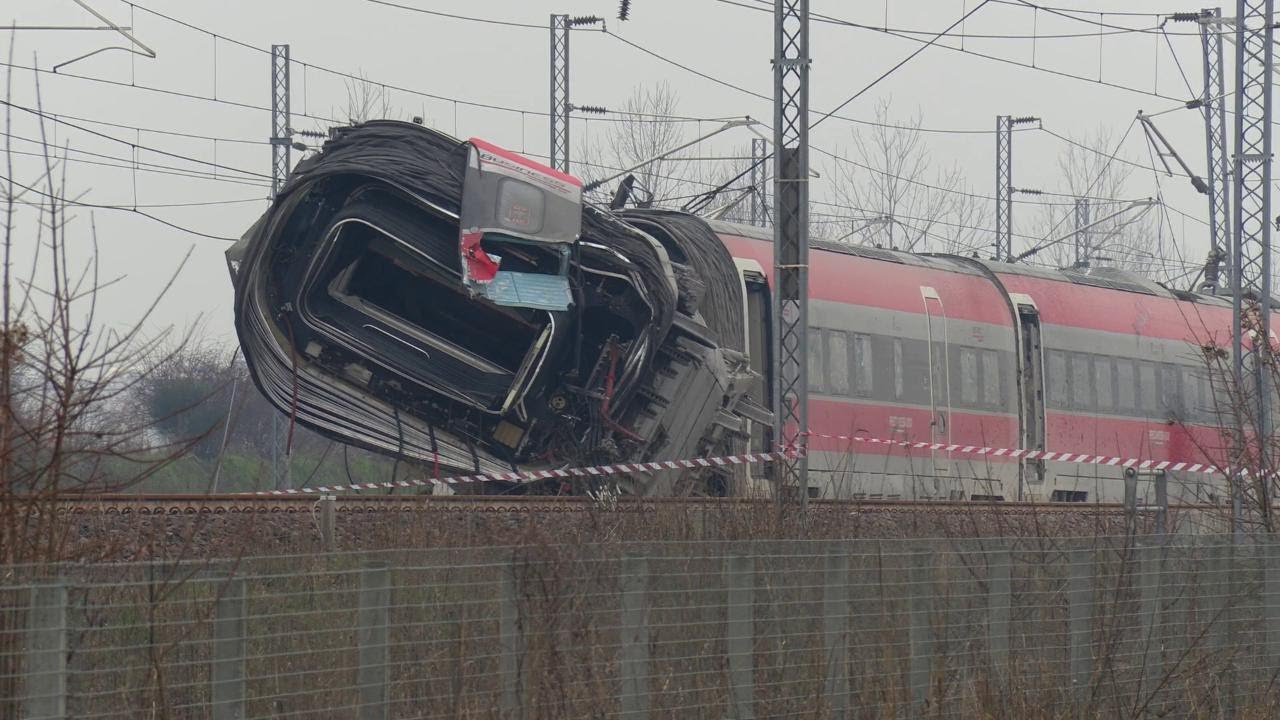 Deragliamento treno di Lodi, arrivano le gru per la rimozione dei vagoni